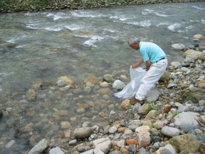 H25年カジカ放流 006